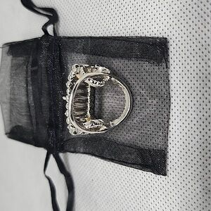 CIRCLE STRETCH SILVER TONE RING.